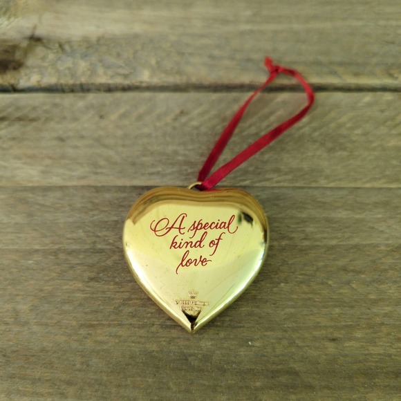 Vintage 1999 Hallmark Cards Mother and Daughter Gold Tone Heart Shaped Ornament - Picture 3 of 5